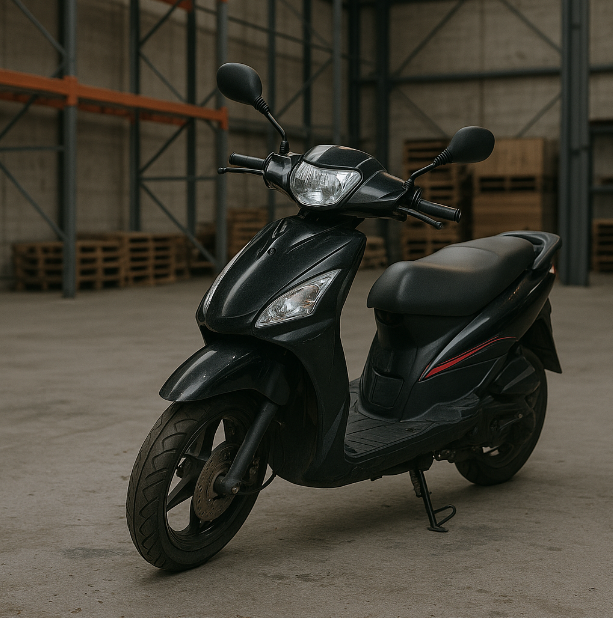 sæsonforsikret scooter opbevaret i lagerhal